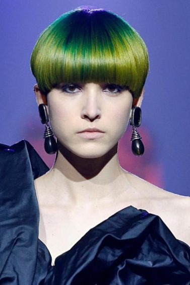 Mulher com cabelos lisos curtos e verdes