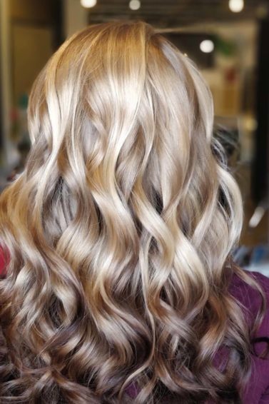 modelo com as californianas ao contrário no cabelo