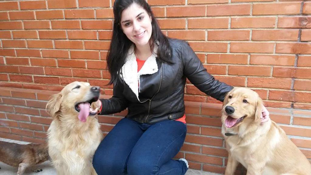 Mulher com cabelos pretos lisos na altura do ombro