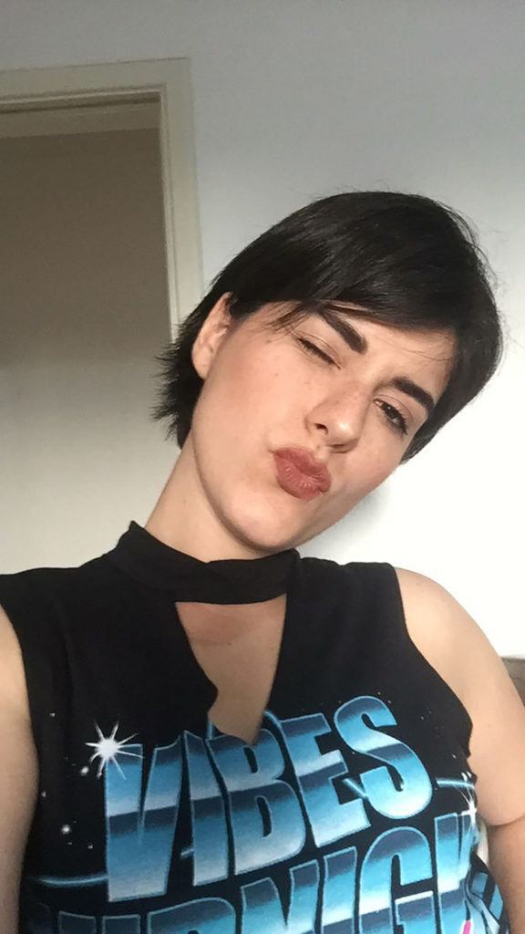 Mulher com cabelos pretos lisos e curtos