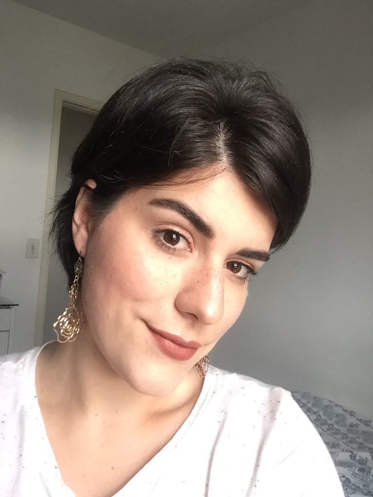 Mulher com cabelos pretos lisos e curtos