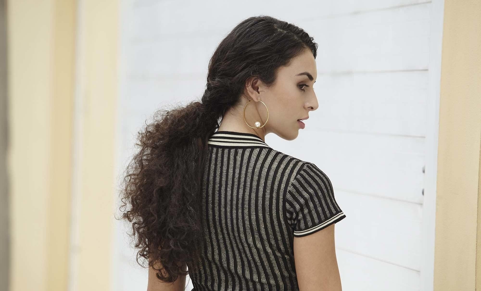 Cabelo cacheado com rabao de cavalo baixo