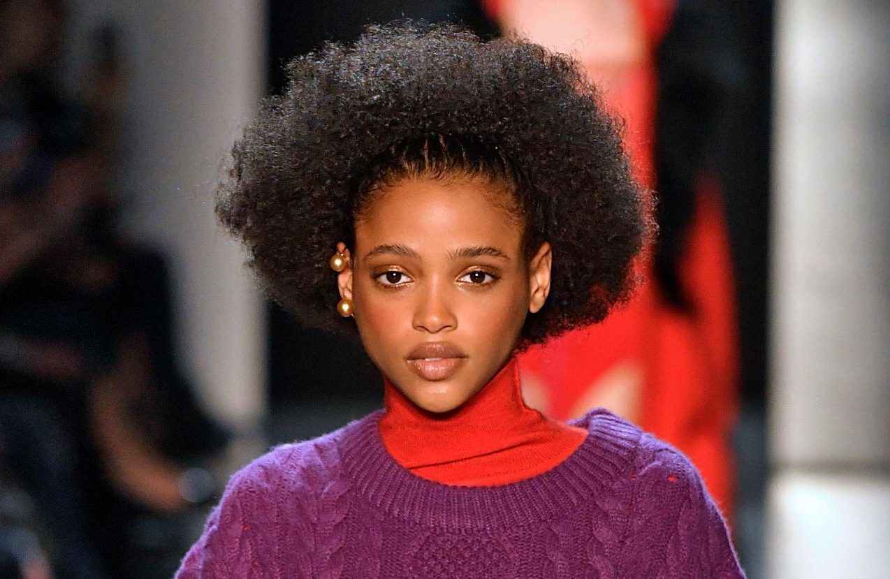 Cabelo crespo com penteado afro puff