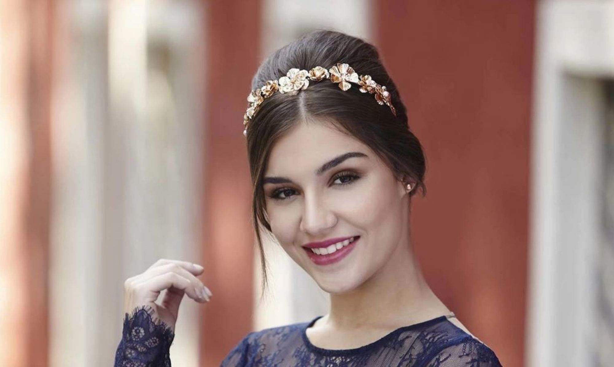 Cabelo liso preso com topete alto e tiara de flores
