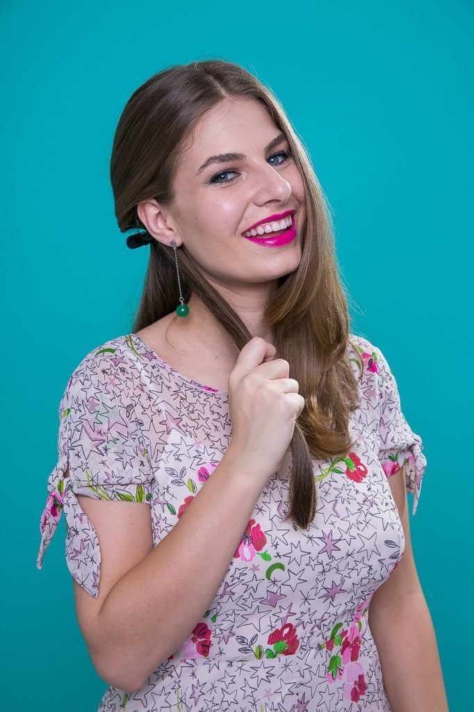 Mulher com cabelos castanho-claro longos fazendo trança tiara