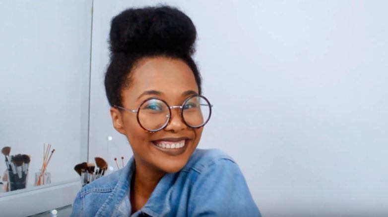 Lu Assis com coque para cabelo crespo