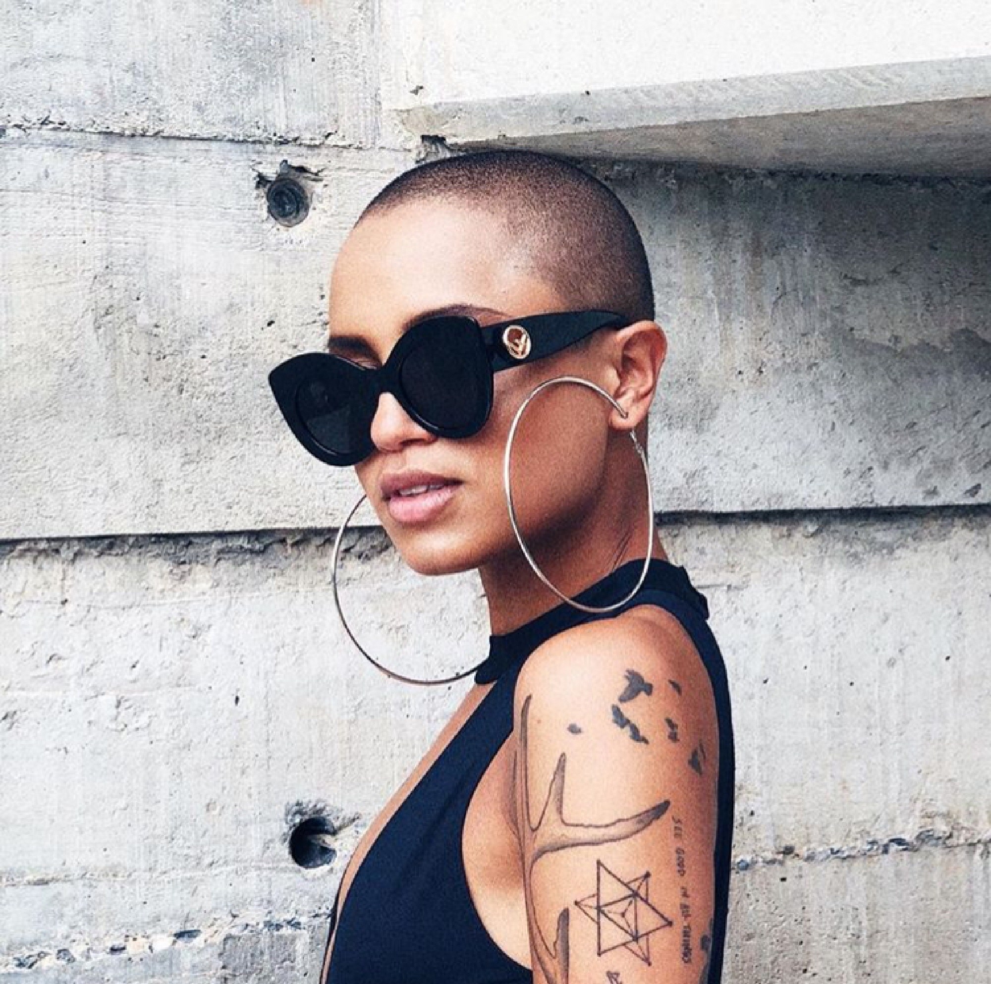 Cabeça careca feminina