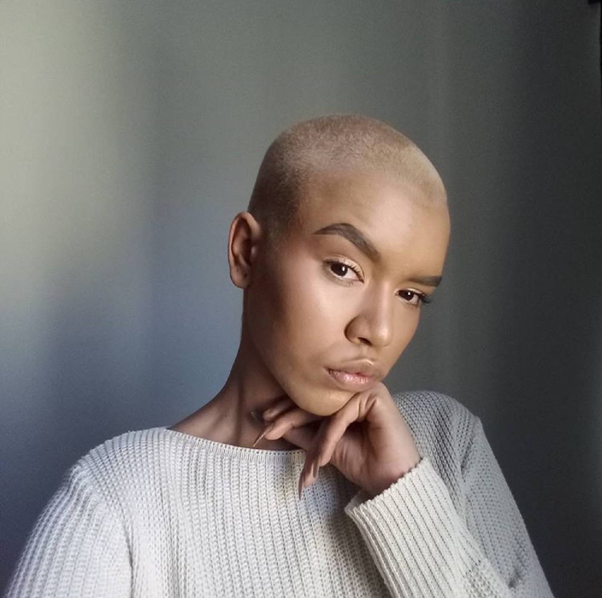 Cabeça careca feminina