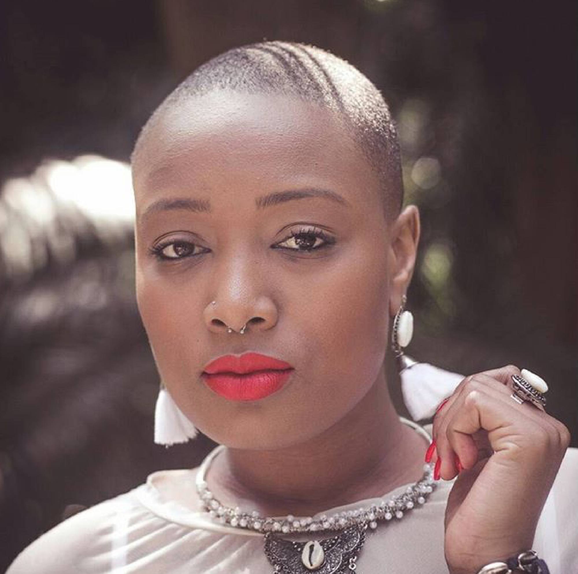 Cabeça careca feminina