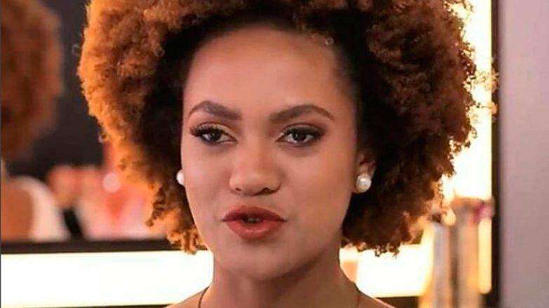Mulher com cabelo afro