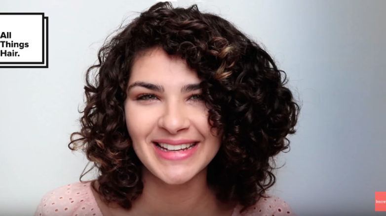 Gabi Vasconcellos com cabelo cacheado ilustra matéria sobre as dicas de fitagem
