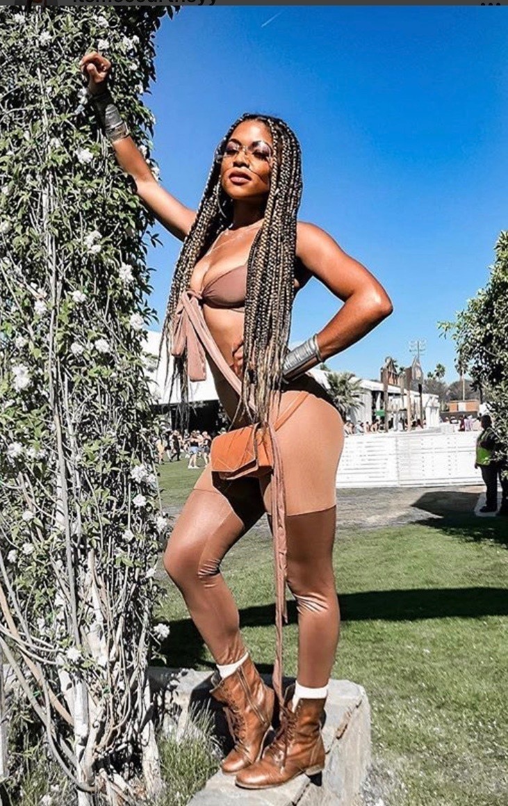 Modelo usa box braids no Festival Coachella