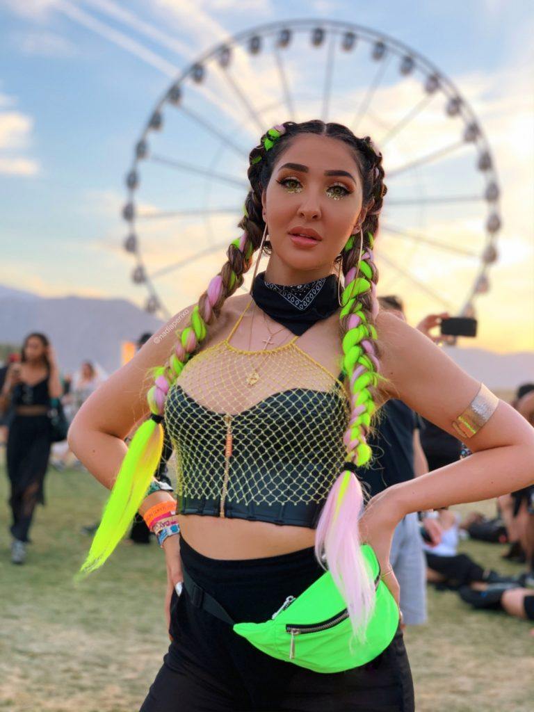 Modelo usa trança boxeadora com aplique no Festival Coachella