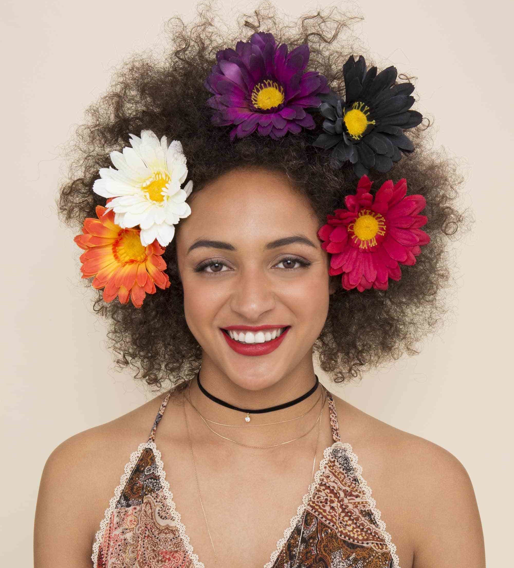 modelo de Cabelo afro com flores