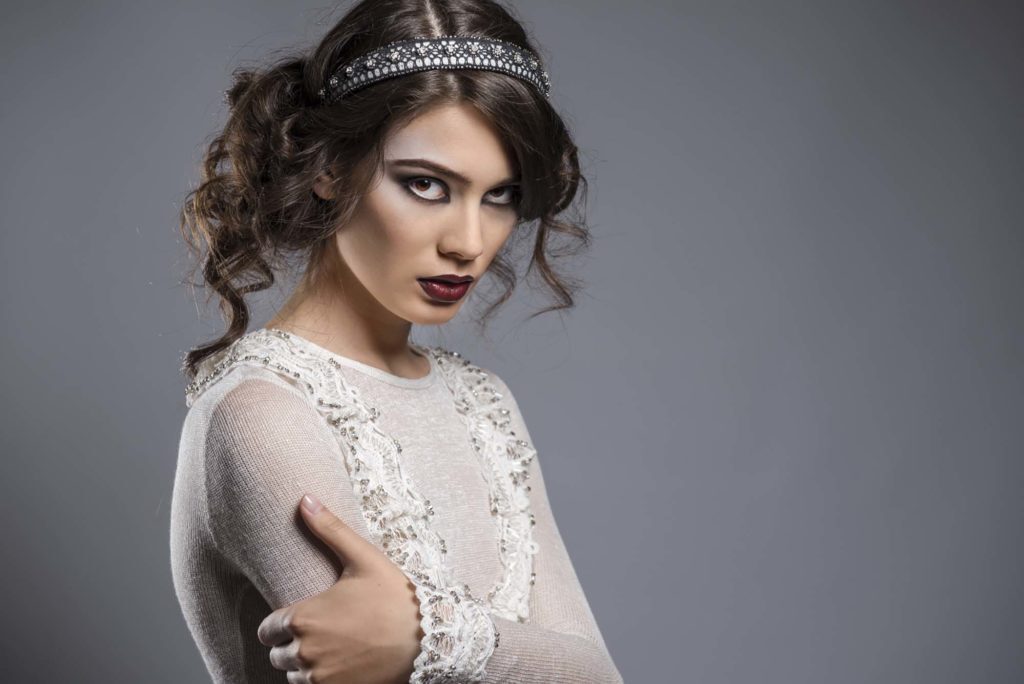 Modelo com Acessórios para cabelos cacheados com tiara e coque