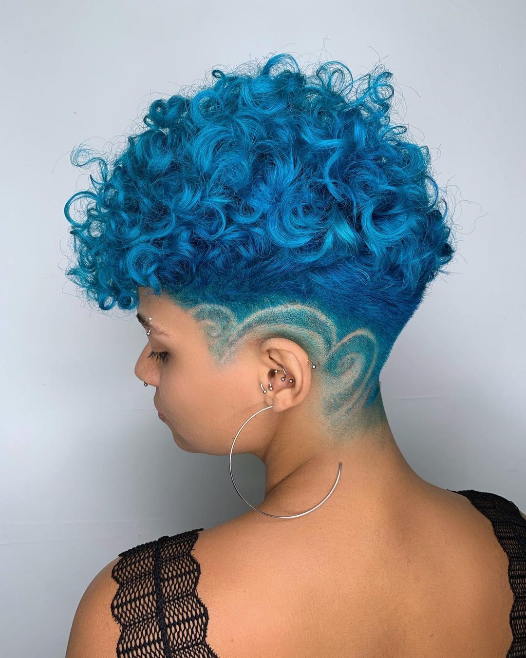 Saiba quais tons de cabelo cacheado colorido estão em alta + fotos de inspiração!