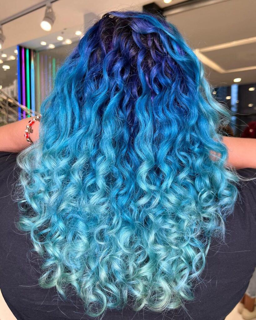 mulher com cabelo azul cacheado ombré degradê