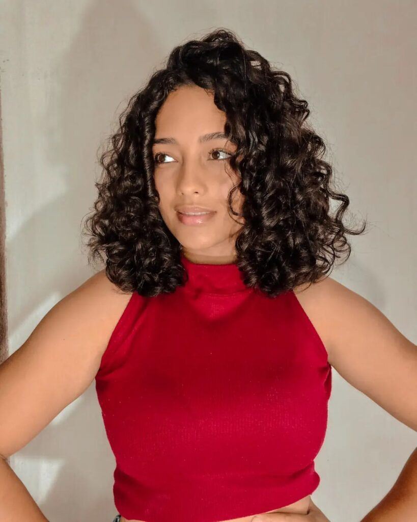 Mulher de cabelo cacheado