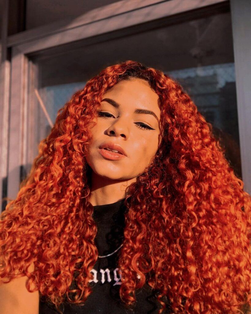 mulher com cabelo longo laranja