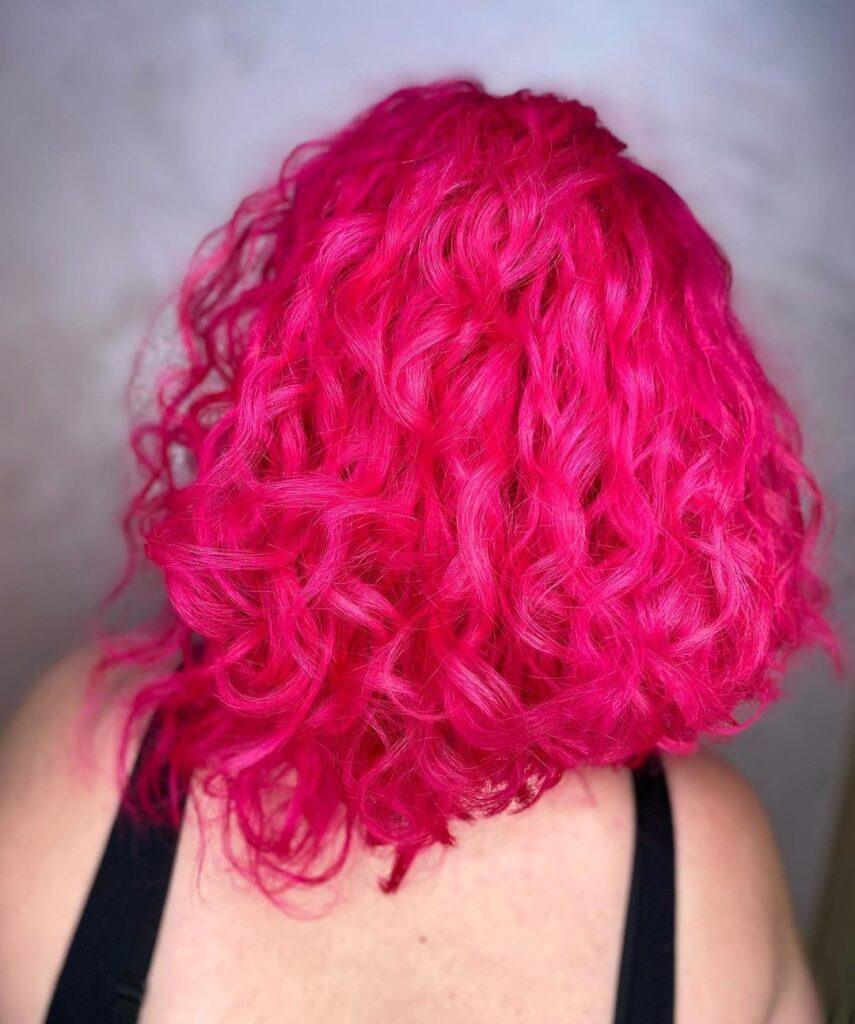 mulher de costas mostrando o cabelo rosa pink