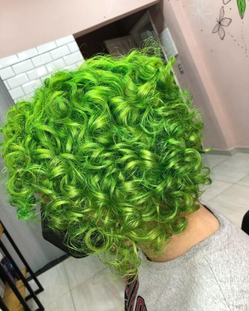 mulher de costas com cabelo verde claro curto cacheado