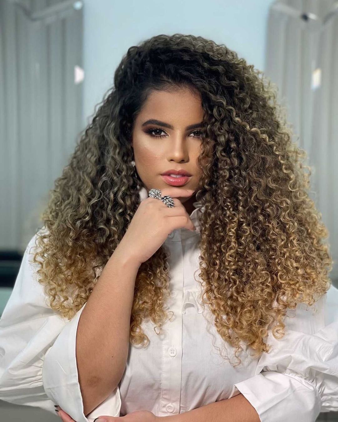 cabelo cacheado crespo com mecha californiana loiro mel