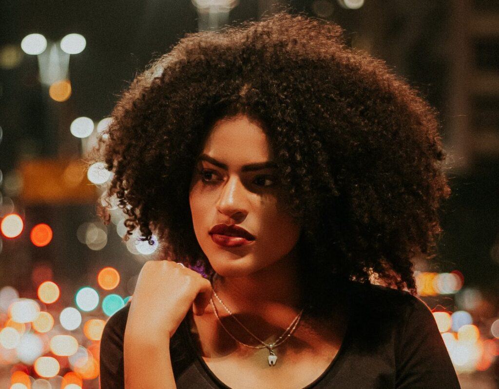 Mulher de cabelo cacheado