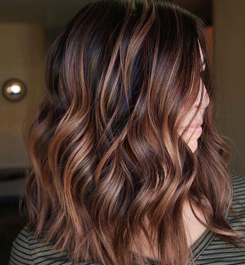 mulher com cabelo castanho iluminado chocolate