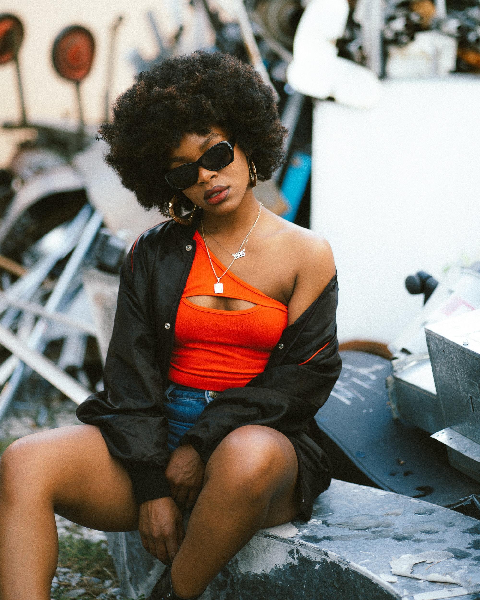21 cortes de cabelo crespo feminino e fotos para adotar um visual tendência