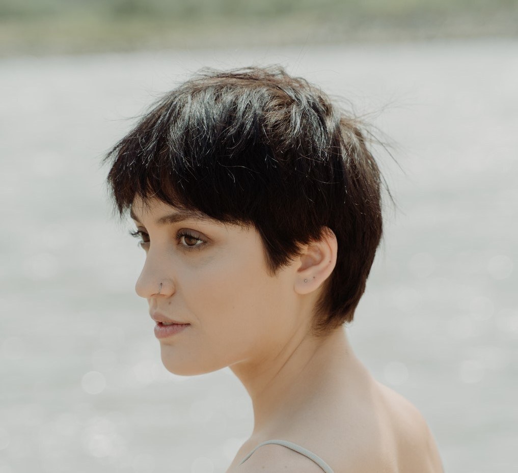 Mulher de cabelo curtinho com franja