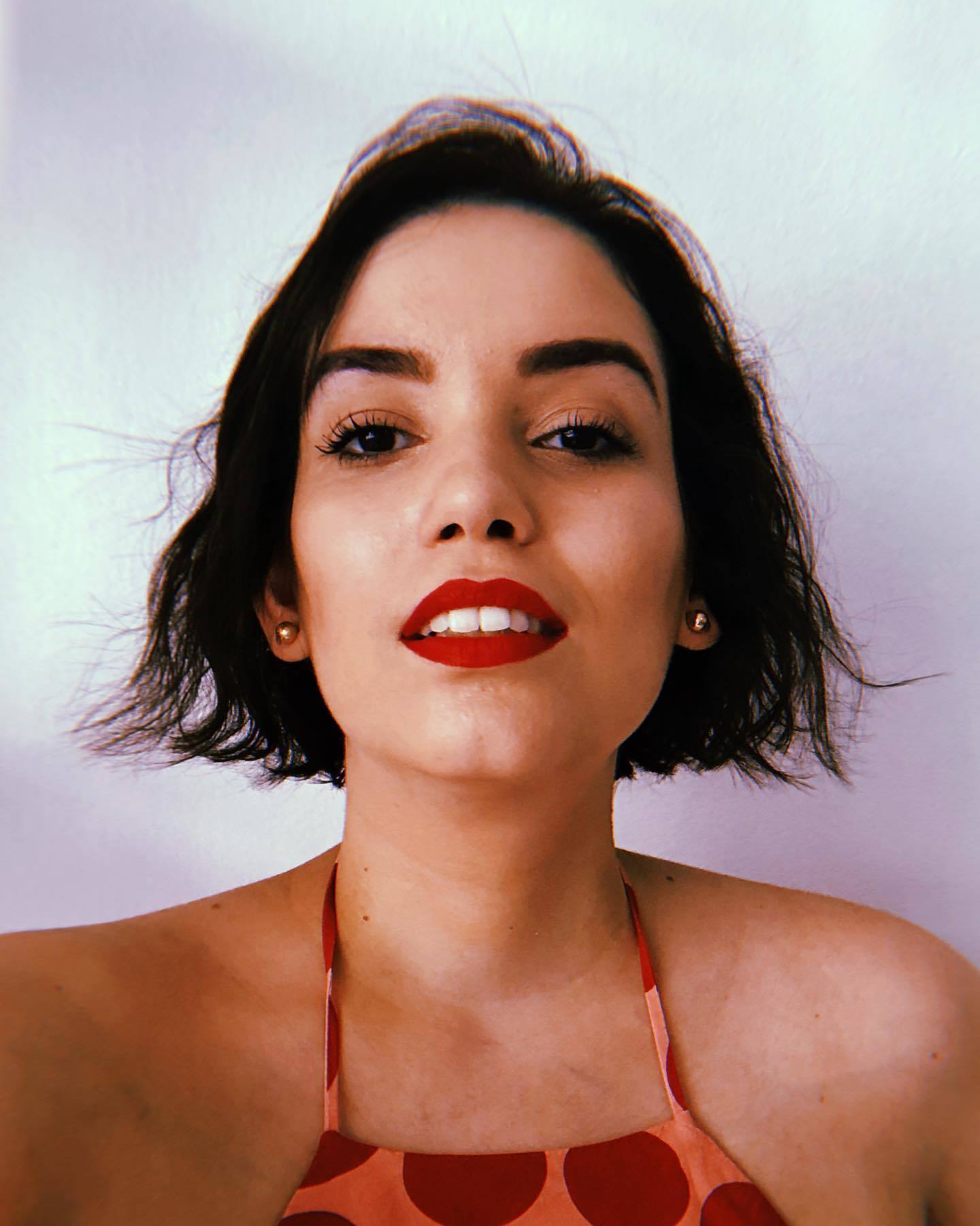 mulher de cabelos curtos e lisos