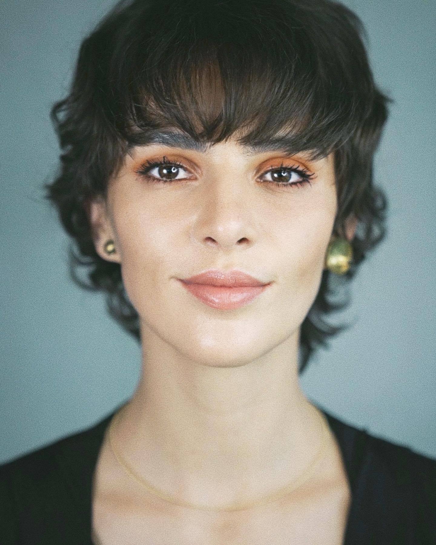 mulher de cabelos curtos lisos