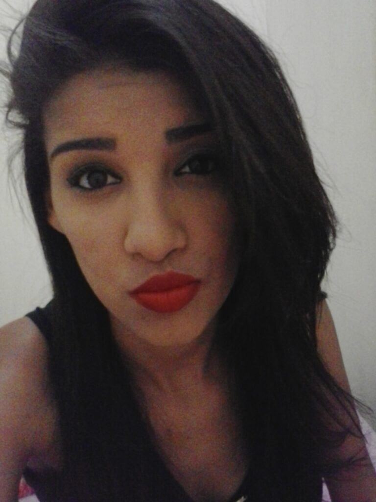 mulher com cabelo alisado de lado