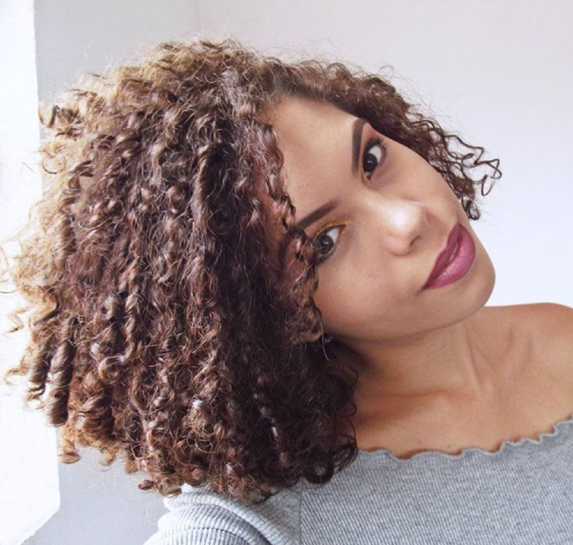 Cabelo cacheado com corte chanel de bico