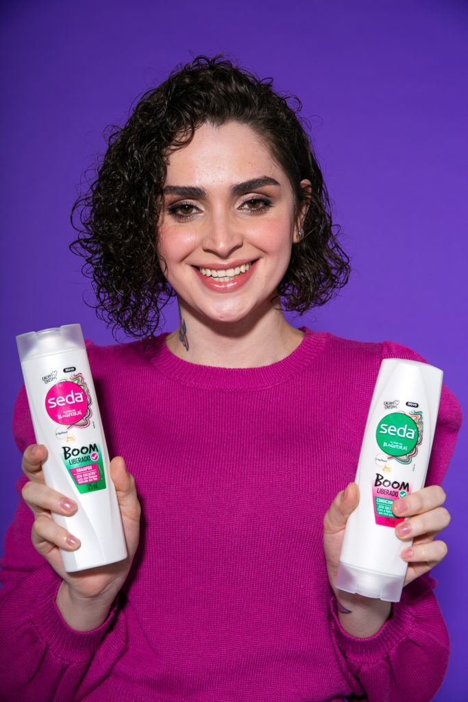 Cabelo cacheado curto com aspecto molhado