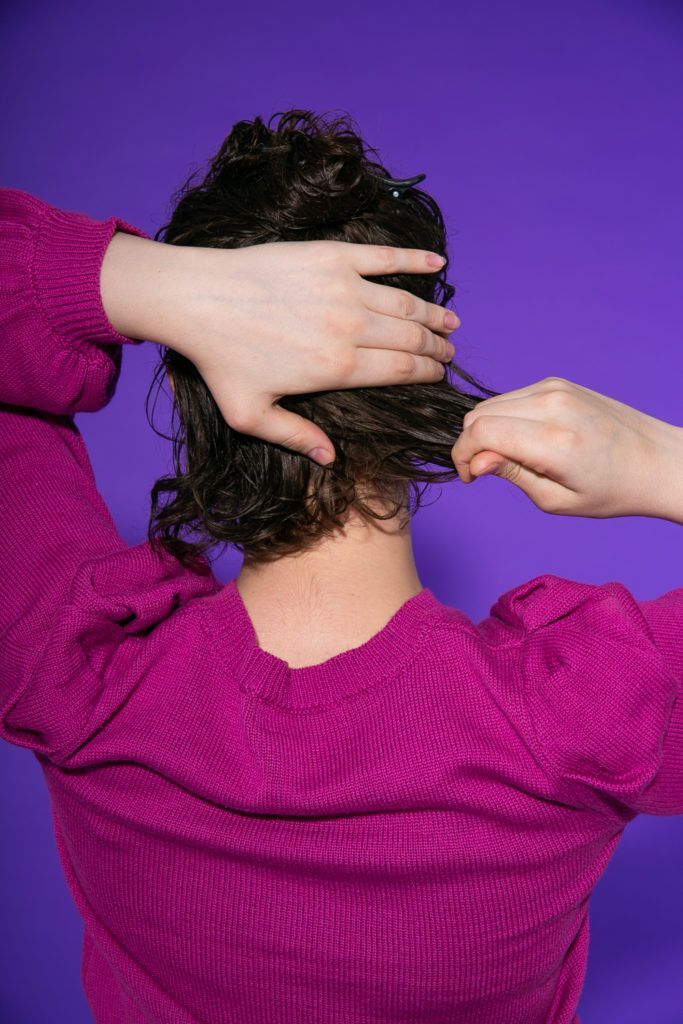 Cabelo cacheado curto finalizado com fitagem
