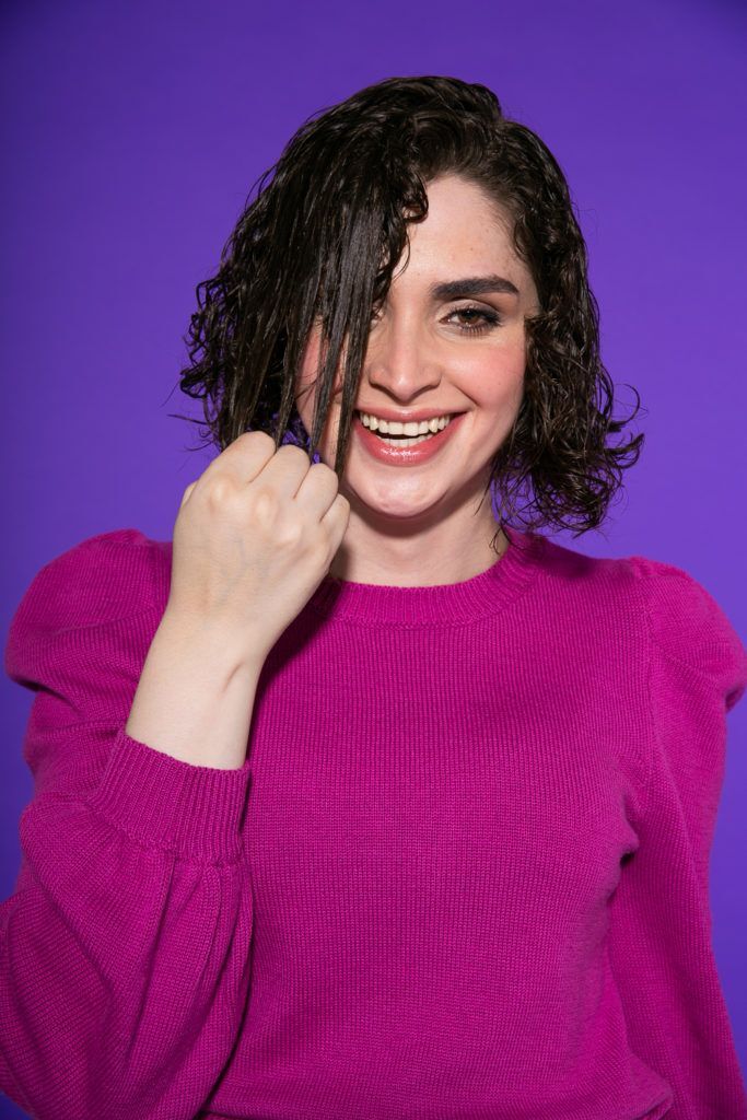Cabelo cacheado curto finalizado com fitagem