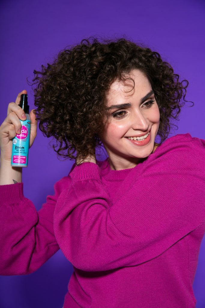 Cabelo cacheado curto seco finalizado com spray Seda