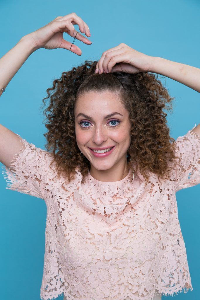 Como estilizar cabelo cacheado curto