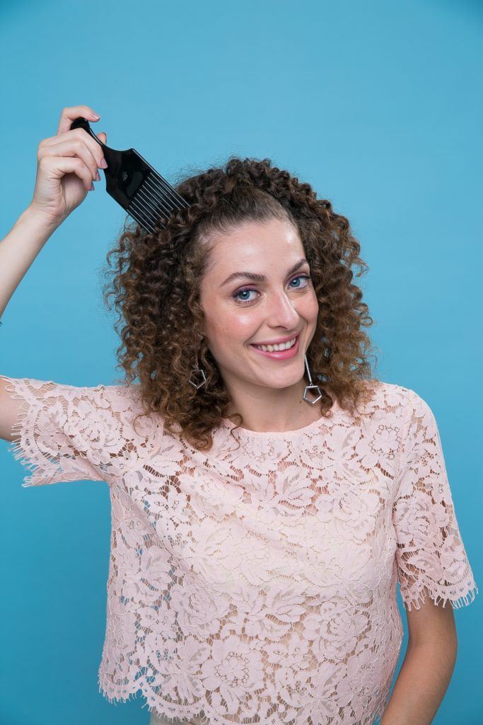 Como estilizar cabelo cacheado curto