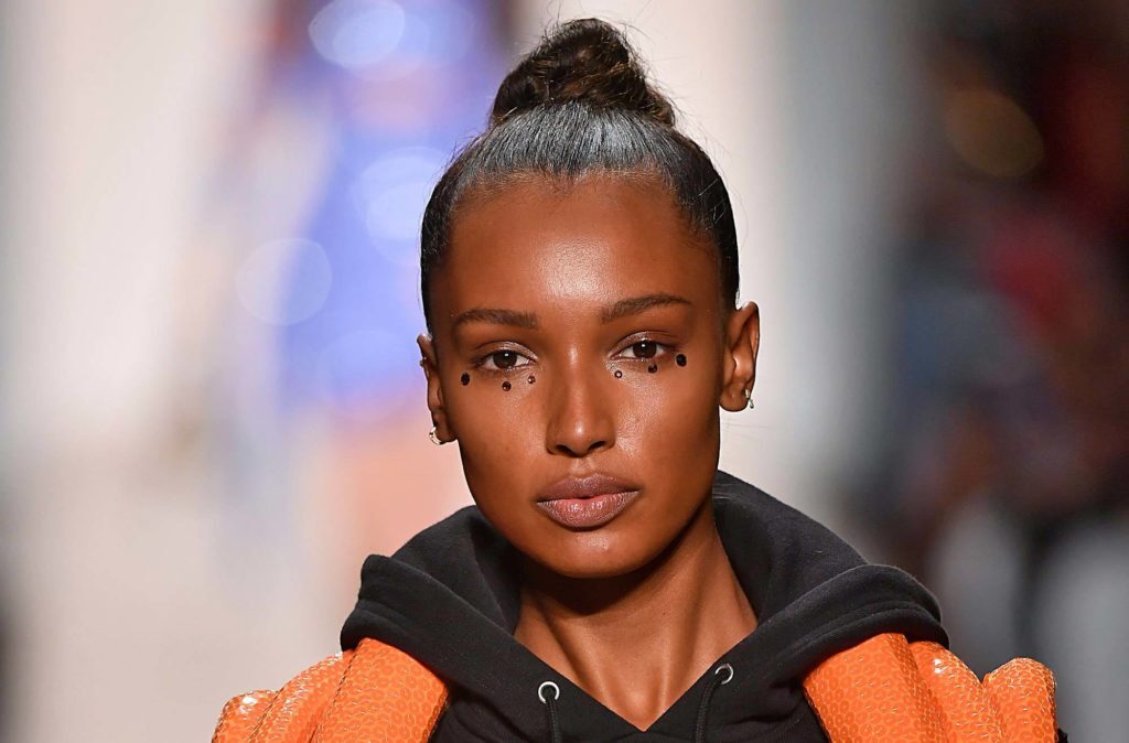 modelo com um dos coques para cabelo crespo