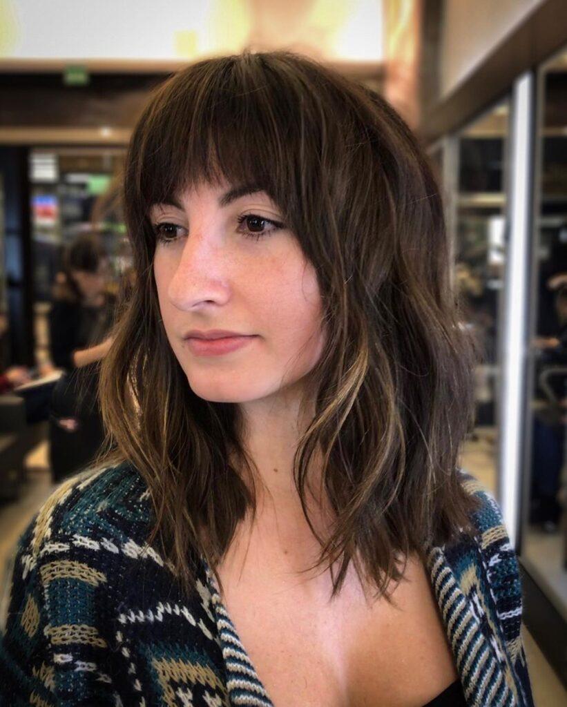 corte-de-cabelo-médio-com-franja-curta-repicada