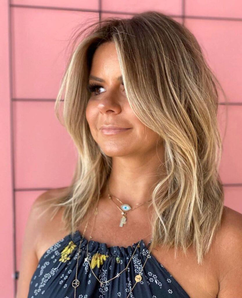 corte-de-cabelo-no-ombro-franja-longa-em-camada