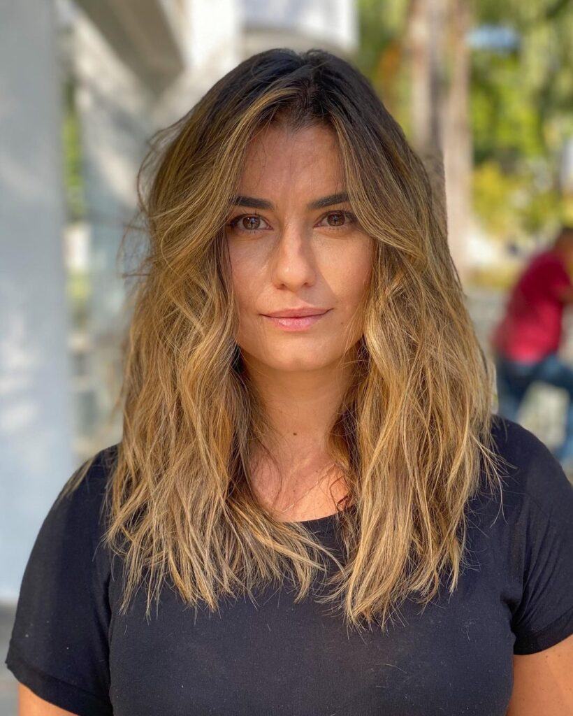 corte-no-ombro-com-franja-repicada-longa
