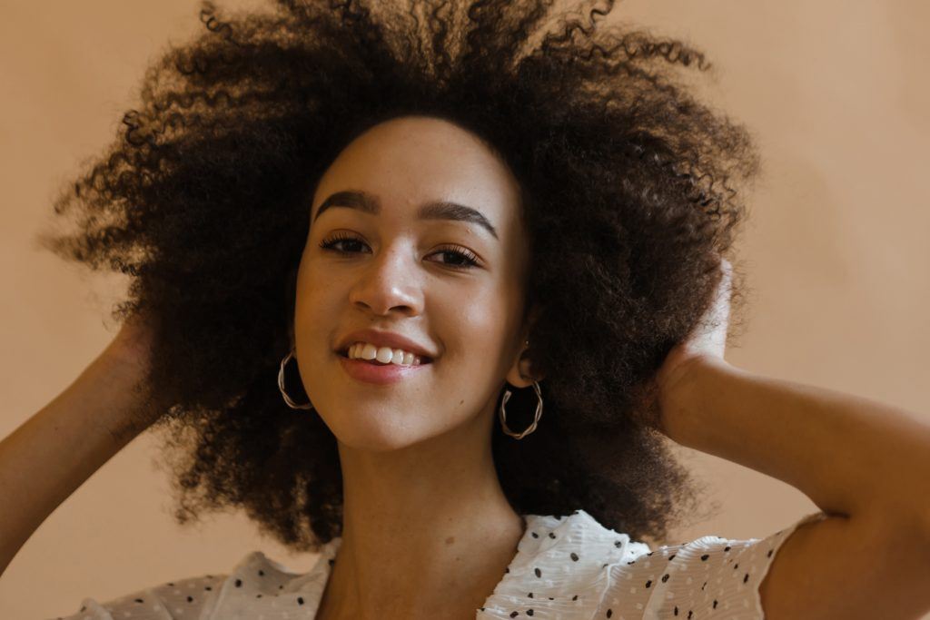 mulher com black power em cabelo crespo