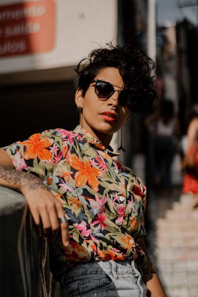 mulher com corte de cabelo assimétrico