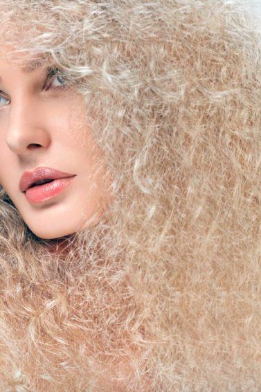 modelo com cabelo crespo platinado