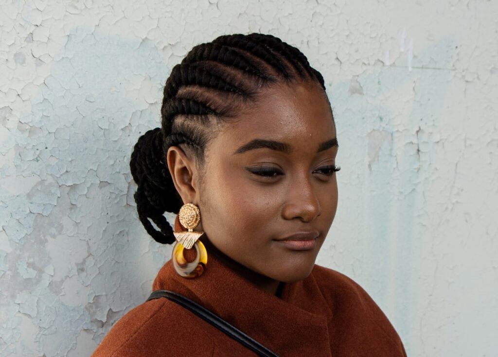 Mulher com trança ghana braids no cabelo