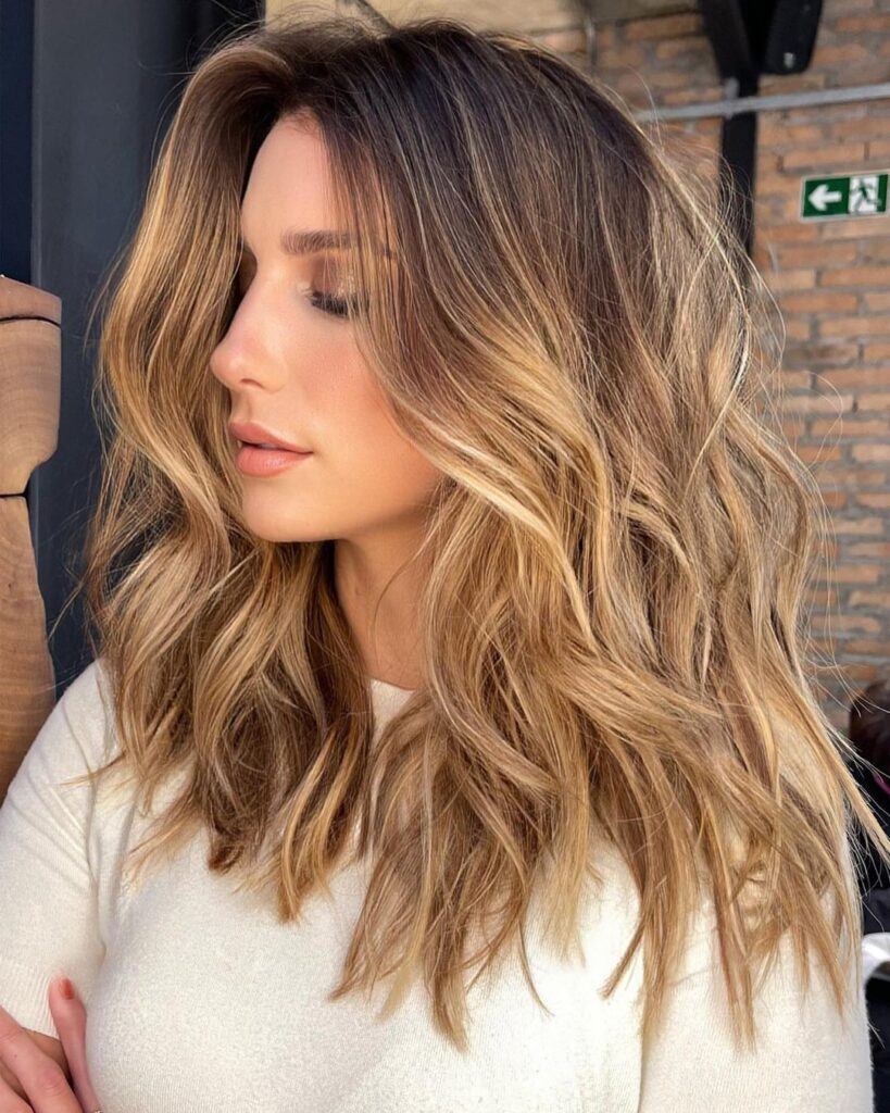morena-iluminada-caramelo-tom-claro-cabelo-médio