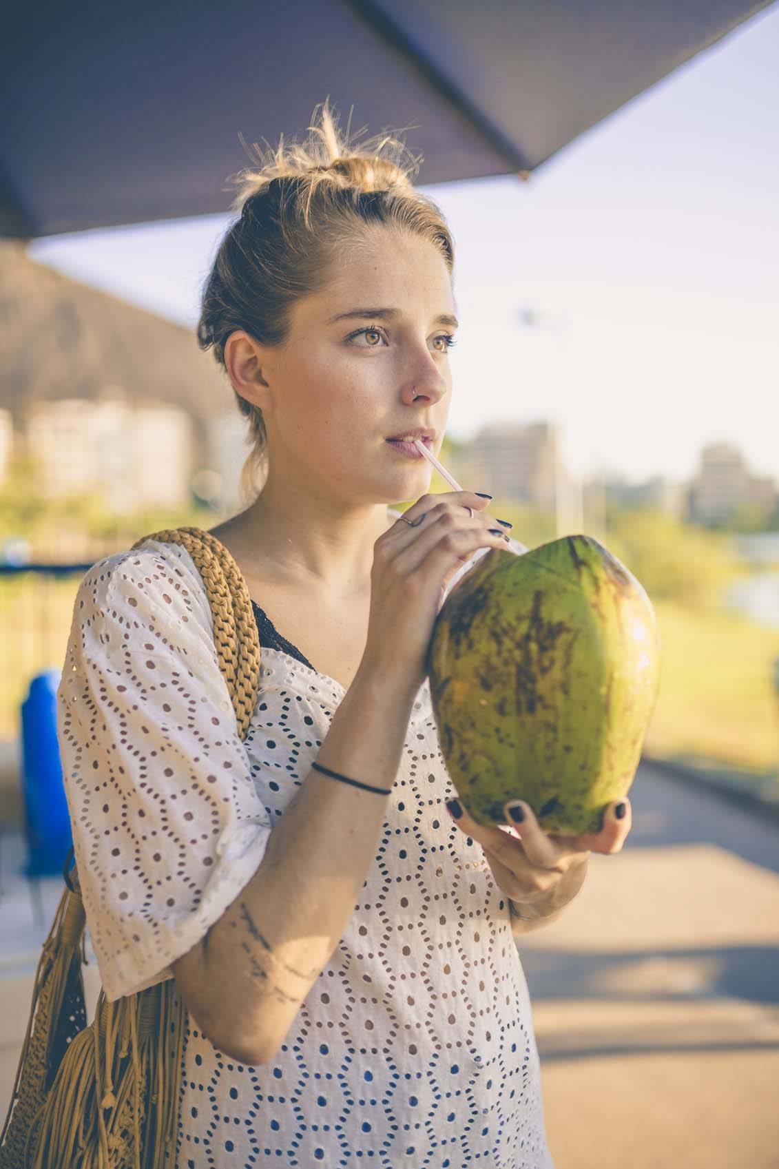 mulher usa coque feito com nó, ao estilo das cariocas
